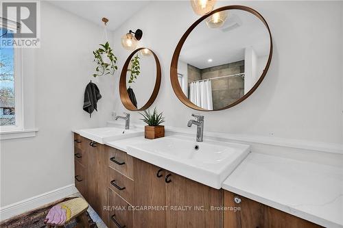 159 Rosedale Ave, Hamilton, ON - Indoor Photo Showing Bathroom