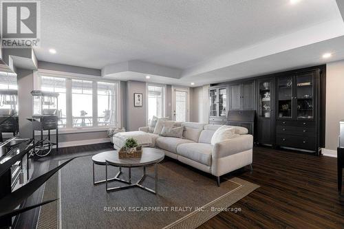 8 Pierre Trudeau Lane, Grimsby, ON - Indoor Photo Showing Living Room