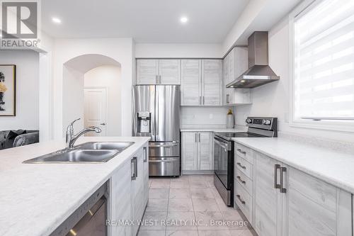 28 Sanford Cirle Circle N, Springwater, ON - Indoor Photo Showing Kitchen With Double Sink