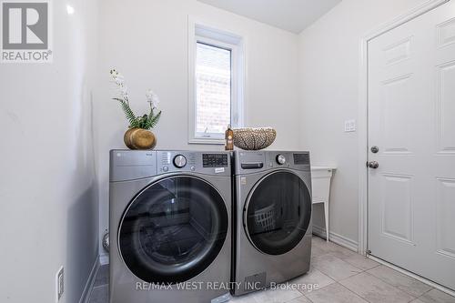 28 Sanford Cirle Circle N, Springwater, ON - Indoor Photo Showing Laundry Room