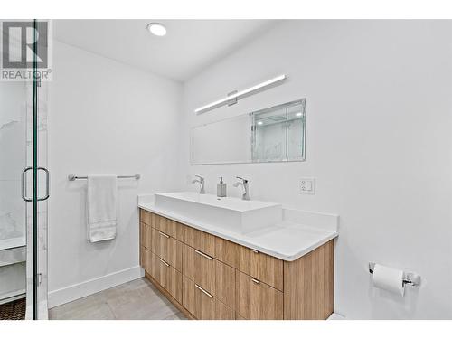 446 Okaview Road, Kelowna, BC - Indoor Photo Showing Bathroom
