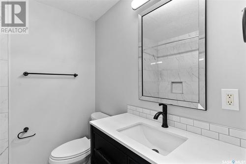 222-224 Carleton Drive, Saskatoon, SK - Indoor Photo Showing Bathroom
