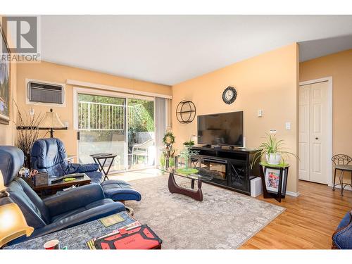 3609 30 Avenue Unit# 104, Vernon, BC - Indoor Photo Showing Living Room