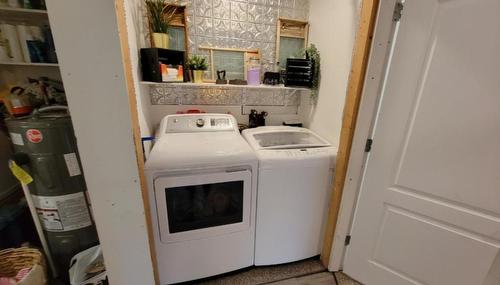 4675 Highway 6, Hills, BC - Indoor Photo Showing Laundry Room