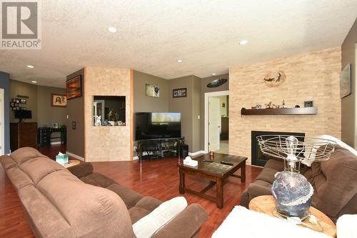 2592 Alpen Paradies Road Unit# 9, Blind Bay, BC - Indoor Photo Showing Living Room With Fireplace