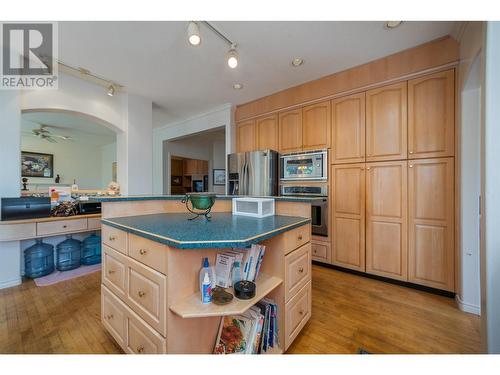 955 Purcell Court, Kelowna, BC - Indoor Photo Showing Kitchen