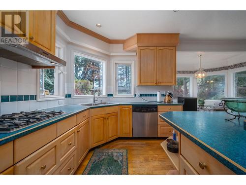 955 Purcell Court, Kelowna, BC - Indoor Photo Showing Kitchen With Double Sink