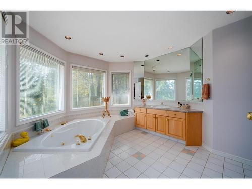 955 Purcell Court, Kelowna, BC - Indoor Photo Showing Bathroom