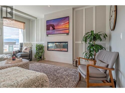 269 Diamond Way Unit# 16, Vernon, BC - Indoor Photo Showing Living Room With Fireplace