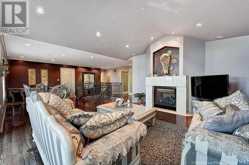 1625 Chippendale Road, West Vancouver, BC - Indoor Photo Showing Living Room With Fireplace