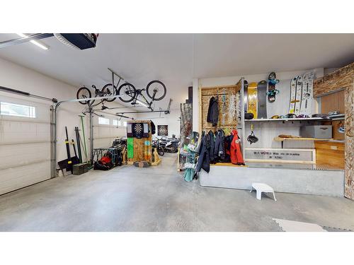 510 5Th Avenue, Kimberley, BC - Indoor Photo Showing Garage