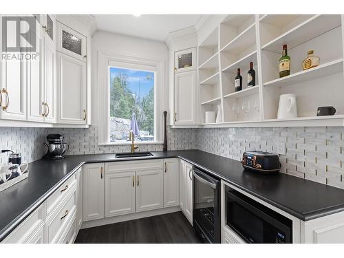 3151 Shayler Road, Kelowna, BC - Indoor Photo Showing Kitchen