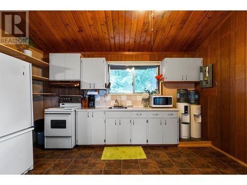 7609 Mountain Drive, Anglemont, BC - Indoor Photo Showing Kitchen