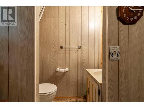 7609 Mountain Drive, Anglemont, BC - Indoor Photo Showing Bathroom