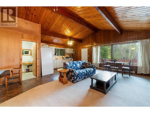 7609 Mountain Drive, Anglemont, BC - Indoor Photo Showing Living Room
