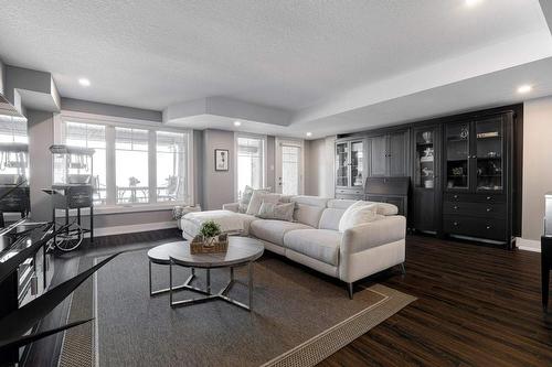 8 Pierre Trudeau Lane, Grimsby, ON - Indoor Photo Showing Living Room