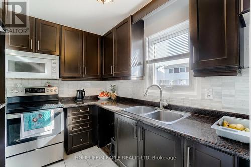 34 Greenbush Court, Brampton, ON - Indoor Photo Showing Kitchen With Double Sink With Upgraded Kitchen