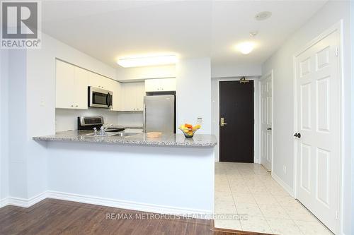 #321 -51 Lower Simcoe St, Toronto, ON - Indoor Photo Showing Kitchen