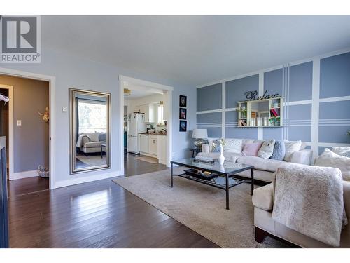 2422 Richter Street, Kelowna, BC - Indoor Photo Showing Living Room