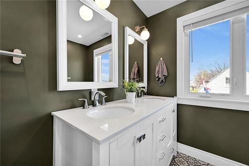 159 Rosedale Avenue, Hamilton, ON - Indoor Photo Showing Bathroom