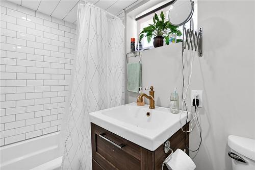 159 Rosedale Avenue, Hamilton, ON - Indoor Photo Showing Bathroom