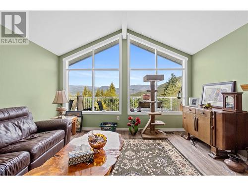 2657 Mountview Place, Blind Bay, BC - Indoor Photo Showing Living Room