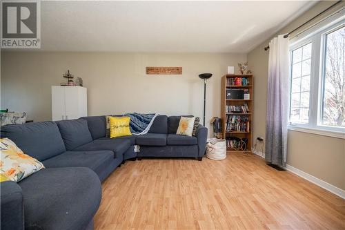 125 Springfield Crescent, Pembroke, ON - Indoor Photo Showing Living Room