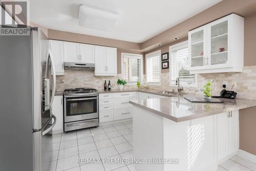 113 Sierra Crt, Vaughan, ON - Indoor Photo Showing Kitchen With Upgraded Kitchen