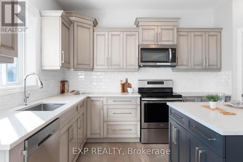 8 Farmington Crescent, Belleville, ON - Indoor Photo Showing Kitchen With Upgraded Kitchen