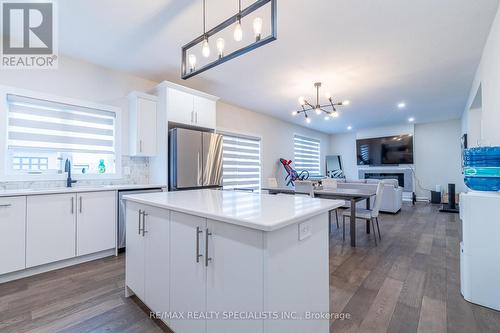61 Royal Cres, St. Thomas, ON - Indoor Photo Showing Kitchen With Upgraded Kitchen