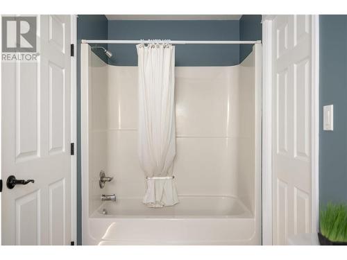 6435 Dixon Dam Road, Vernon, BC - Indoor Photo Showing Bathroom
