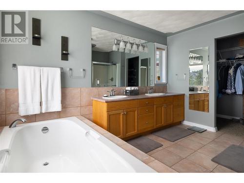 6435 Dixon Dam Road, Vernon, BC - Indoor Photo Showing Bathroom