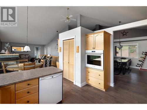 6435 Dixon Dam Road, Vernon, BC - Indoor Photo Showing Kitchen