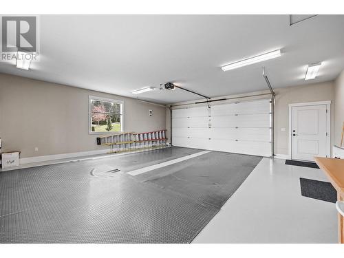 1091 12 Street Se, Salmon Arm, BC - Indoor Photo Showing Garage