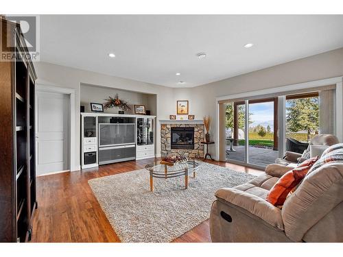 1091 12 Street Se, Salmon Arm, BC - Indoor Photo Showing Living Room