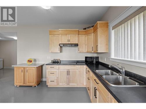 1091 12 Street Se, Salmon Arm, BC - Indoor Photo Showing Kitchen With Double Sink
