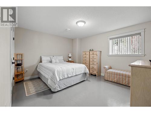 1091 12 Street Se, Salmon Arm, BC - Indoor Photo Showing Bedroom