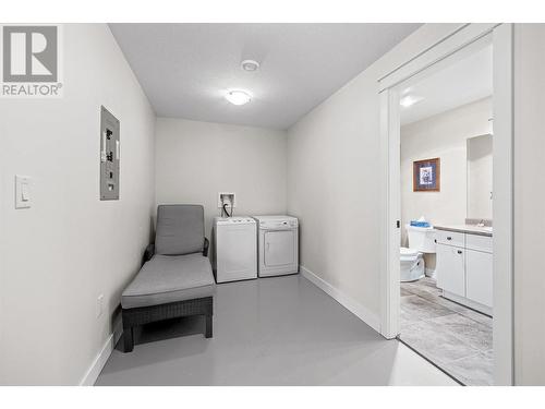 1091 12 Street Se, Salmon Arm, BC - Indoor Photo Showing Laundry Room