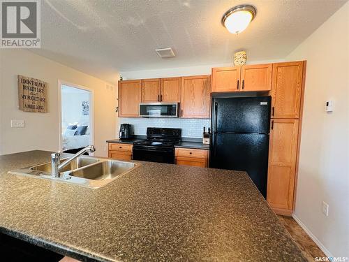 42 1275 South Railway Street E, Swift Current, SK - Indoor Photo Showing Kitchen With Double Sink