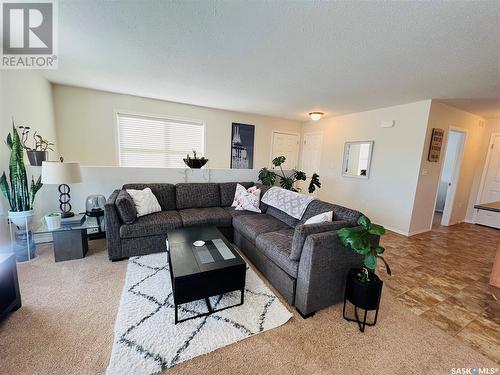 42 1275 South Railway Street E, Swift Current, SK - Indoor Photo Showing Living Room