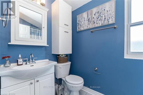 625 Beach Blvd, Hamilton, ON - Indoor Photo Showing Bathroom
