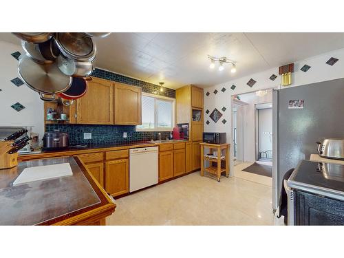 5145 Elsie Holmes Road, Creston, BC - Indoor Photo Showing Kitchen