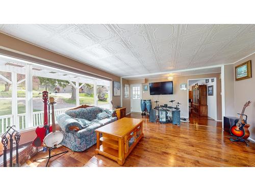 5145 Elsie Holmes Road, Creston, BC - Indoor Photo Showing Living Room