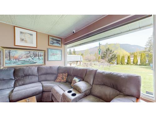 5145 Elsie Holmes Road, Creston, BC - Indoor Photo Showing Living Room