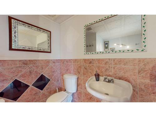 5145 Elsie Holmes Road, Creston, BC - Indoor Photo Showing Bathroom