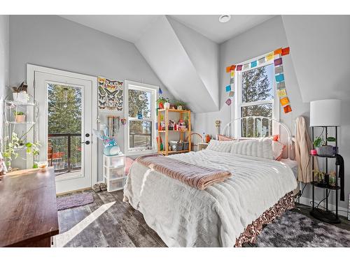 1200 16Th Avenue N, Creston, BC - Indoor Photo Showing Bedroom