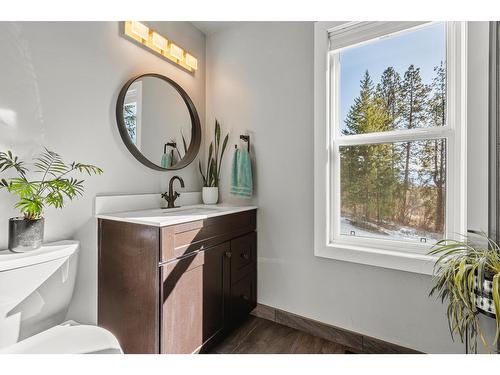 1200 16Th Avenue N, Creston, BC - Indoor Photo Showing Bathroom