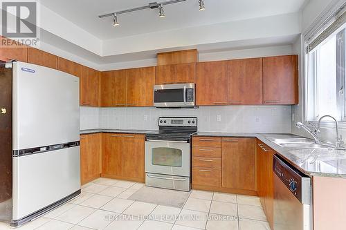 21 - 21 Galleria Parkway, Markham, ON - Indoor Photo Showing Kitchen With Double Sink