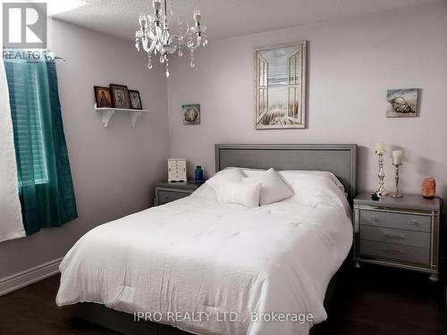 249 Warner Cres, Newmarket, ON - Indoor Photo Showing Bedroom