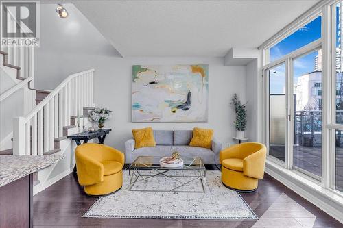 713 - 225 Webb Drive, Mississauga, ON - Indoor Photo Showing Living Room